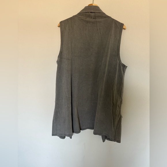 NWT AMADIO Woman’s Sleeveless Cardigan - Picture 3 of 3